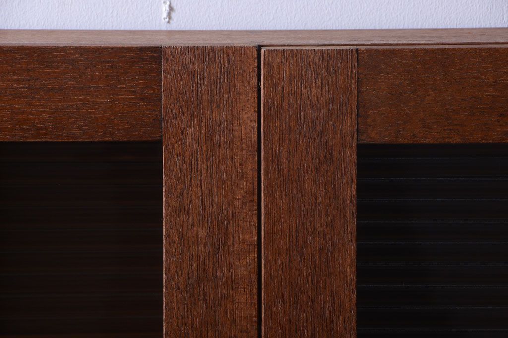 アンティーク家具　アンティーク　モールガラス入り!古い木のシンプルな2つ扉壁掛け戸棚(1)