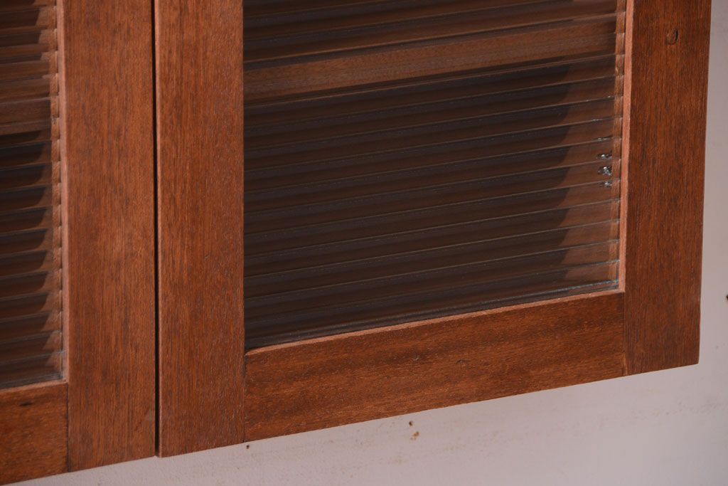 アンティーク家具　アンティーク　モールガラス入り!古い木のシンプルな2つ扉壁掛け戸棚(1)