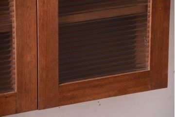 アンティーク家具　アンティーク　モールガラス入り!古い木のシンプルな2つ扉壁掛け戸棚(1)