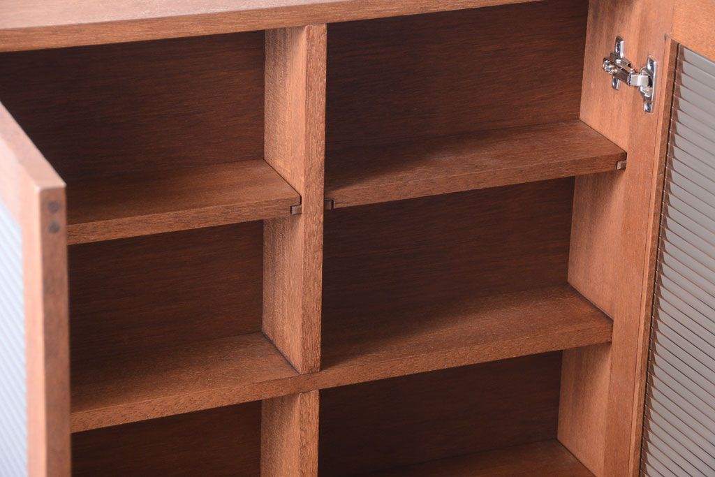 アンティーク家具　アンティーク　モールガラス入り!古い木のシンプルな2つ扉壁掛け戸棚(1)