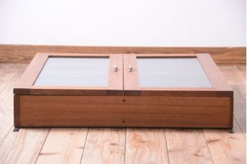 アンティーク家具　アンティーク　モールガラス入り!古い木のシンプルな2つ扉壁掛け戸棚(1)