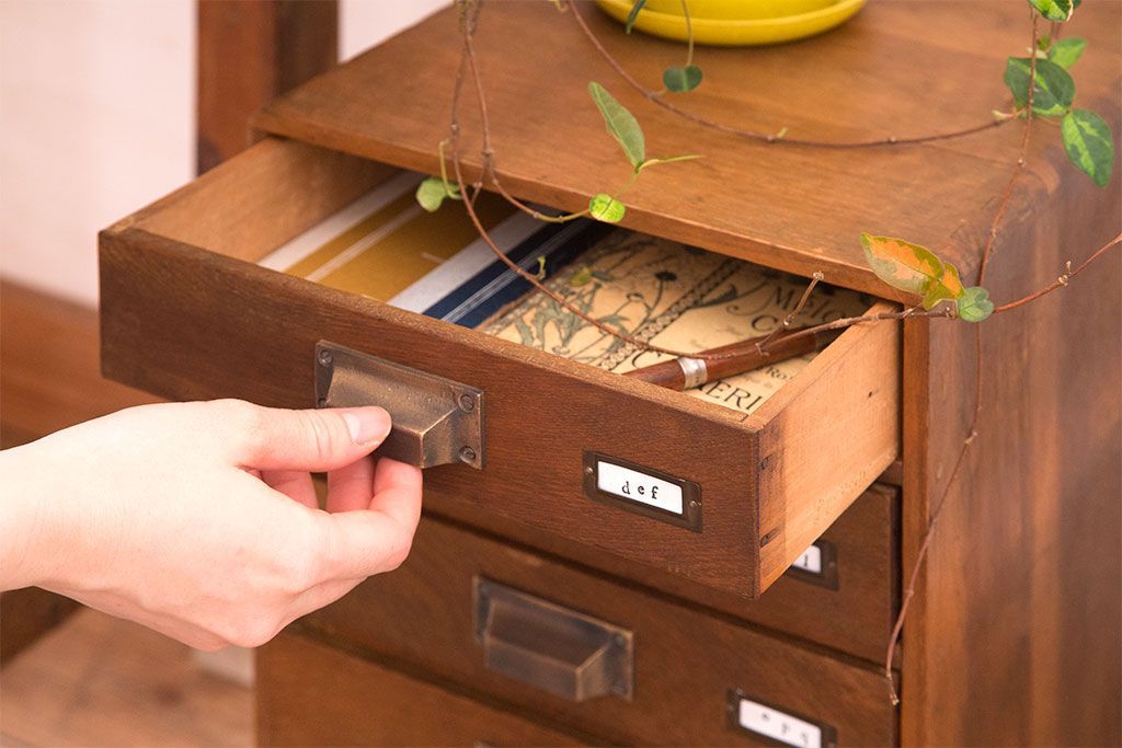 レトロ家具　昭和レトロ　ネームプレート付き!ナラ材のアンティーク小引き出し(1)