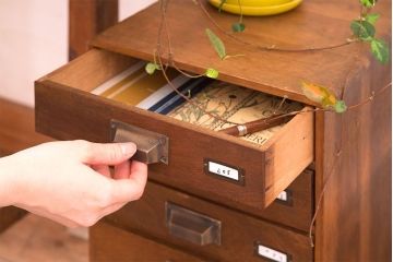 レトロ家具　昭和レトロ　ネームプレート付き!ナラ材のアンティーク小引き出し(1)