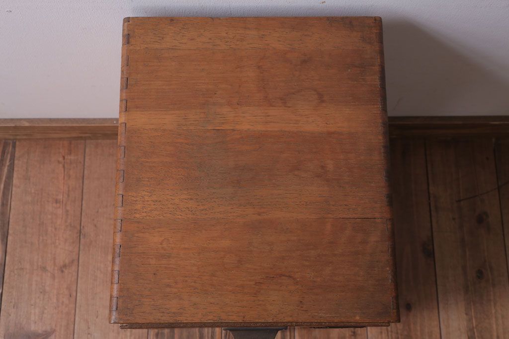 レトロ家具　昭和レトロ　ネームプレート付き!ナラ材のアンティーク小引き出し(1)