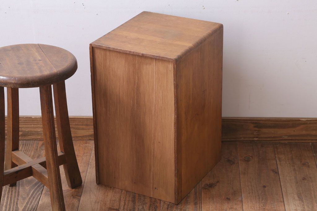 レトロ家具　昭和レトロ　ネームプレート付き!ナラ材のアンティーク小引き出し(1)