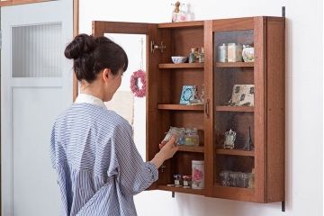 アンティーク家具　アンティーク　気泡ガラス入り!古い木のシンプルな壁掛け戸棚(3)