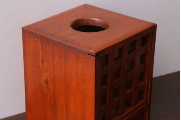 アンティーク雑貨　和製アンティーク　格子戸の古い行火(あんか)