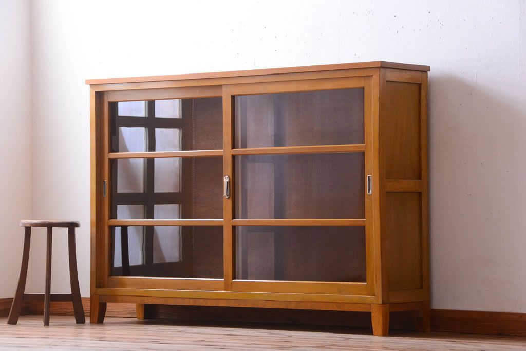 アンティーク家具　和製アンティーク　脚付きの古い木製収納棚(戸棚)