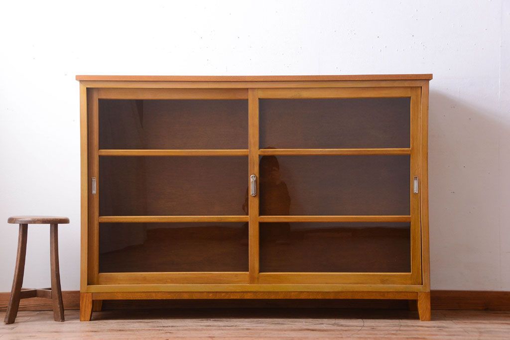 アンティーク家具　和製アンティーク　脚付きの古い木製収納棚(戸棚)