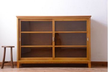 アンティーク家具　和製アンティーク　脚付きの古い木製収納棚(戸棚)