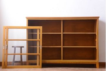 アンティーク家具　和製アンティーク　脚付きの古い木製収納棚(戸棚)