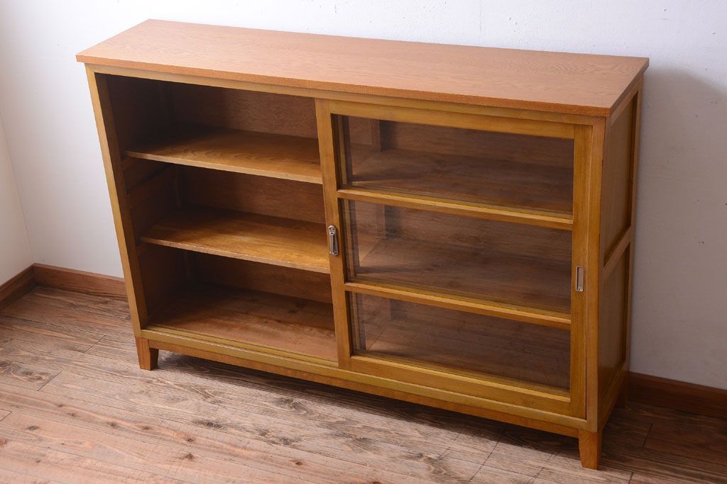 アンティーク家具　和製アンティーク　脚付きの古い木製収納棚(戸棚)