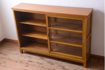 アンティーク家具　和製アンティーク　脚付きの古い木製収納棚(戸棚)