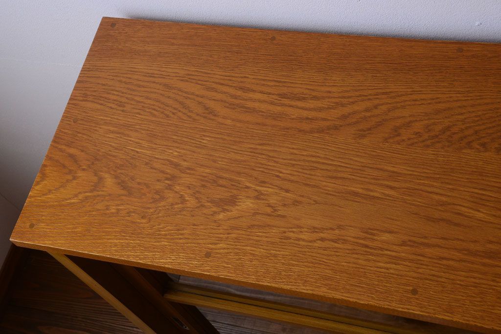 アンティーク家具　和製アンティーク　脚付きの古い木製収納棚(戸棚)