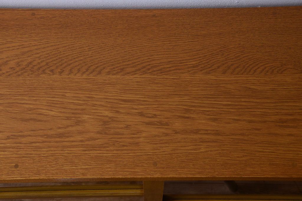 アンティーク家具　和製アンティーク　脚付きの古い木製収納棚(戸棚)