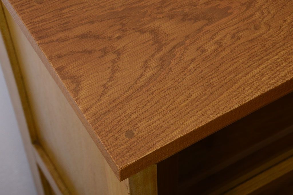 アンティーク家具　和製アンティーク　脚付きの古い木製収納棚(戸棚)