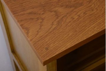 アンティーク家具　和製アンティーク　脚付きの古い木製収納棚(戸棚)