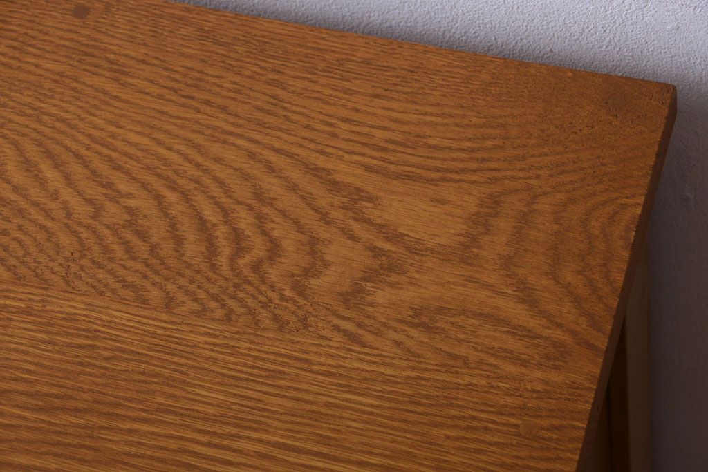 アンティーク家具　和製アンティーク　脚付きの古い木製収納棚(戸棚)