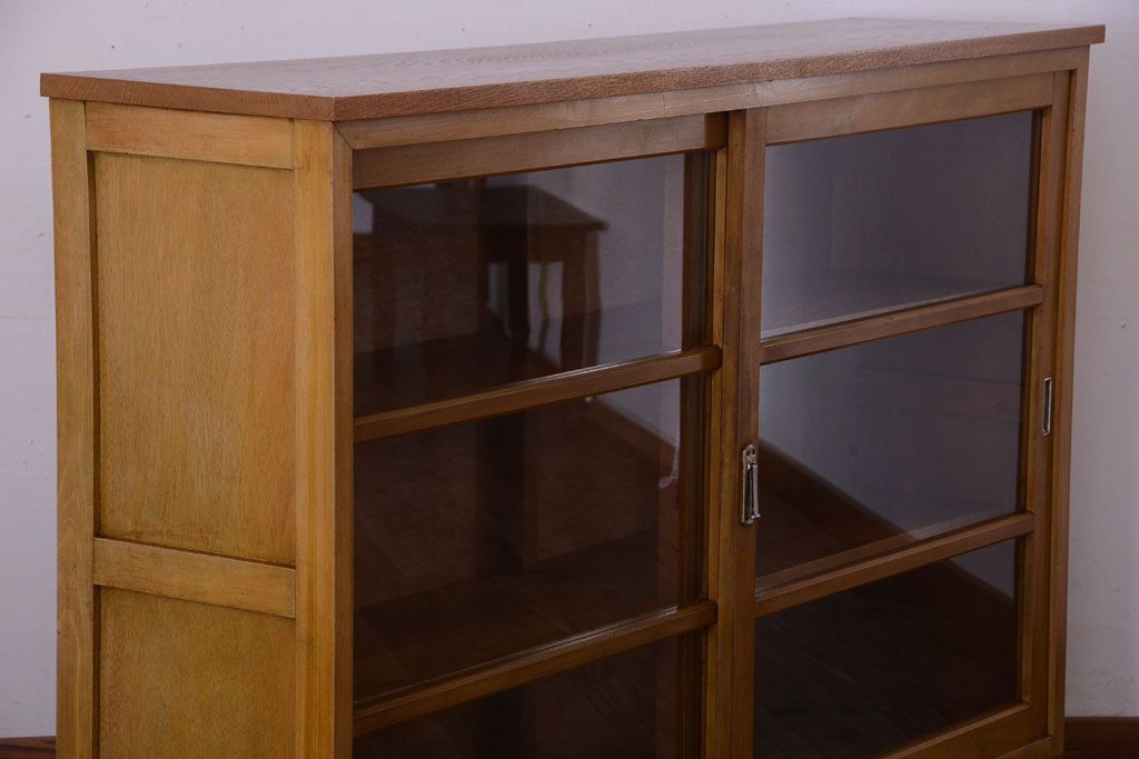 アンティーク家具　和製アンティーク　脚付きの古い木製収納棚(戸棚)