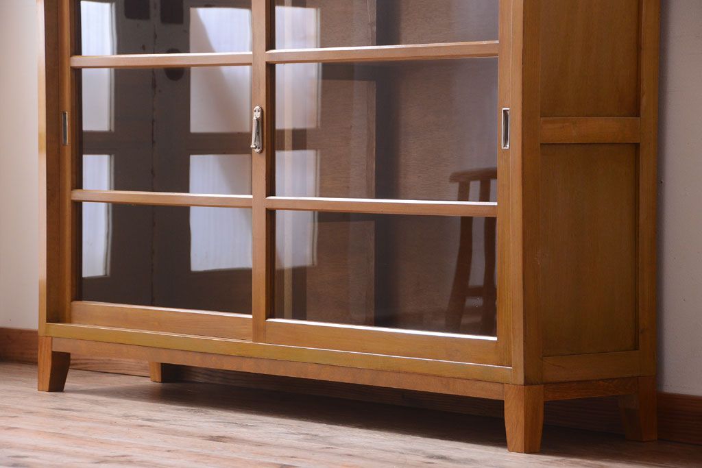 アンティーク家具　和製アンティーク　脚付きの古い木製収納棚(戸棚)