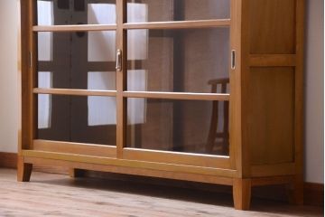 アンティーク家具　和製アンティーク　脚付きの古い木製収納棚(戸棚)