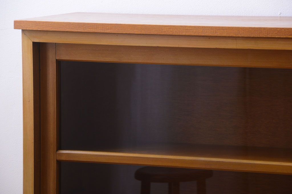 アンティーク家具　和製アンティーク　脚付きの古い木製収納棚(戸棚)