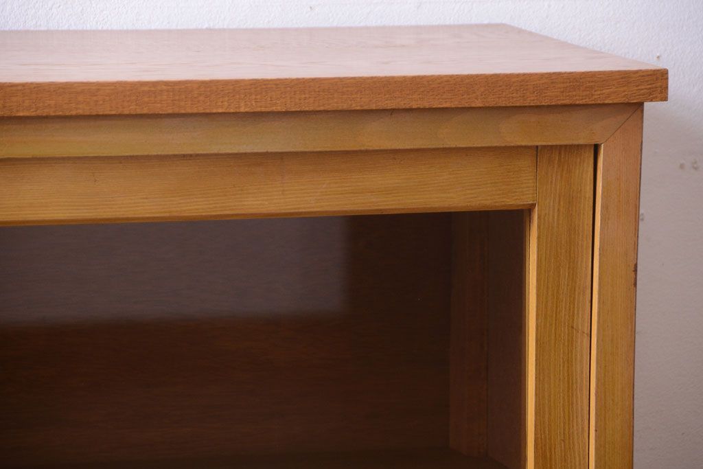 アンティーク家具　和製アンティーク　脚付きの古い木製収納棚(戸棚)