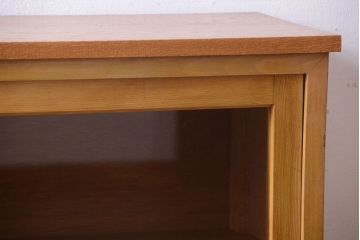 アンティーク家具　和製アンティーク　脚付きの古い木製収納棚(戸棚)