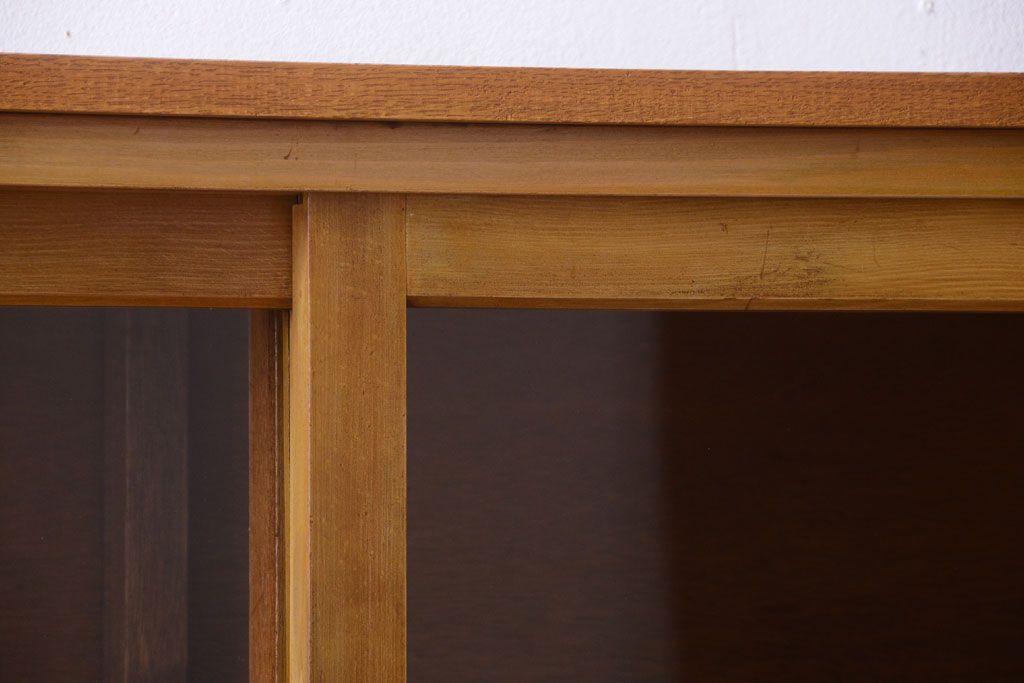 アンティーク家具　和製アンティーク　脚付きの古い木製収納棚(戸棚)