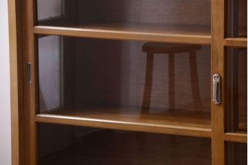 アンティーク家具　和製アンティーク　脚付きの古い木製収納棚(戸棚)