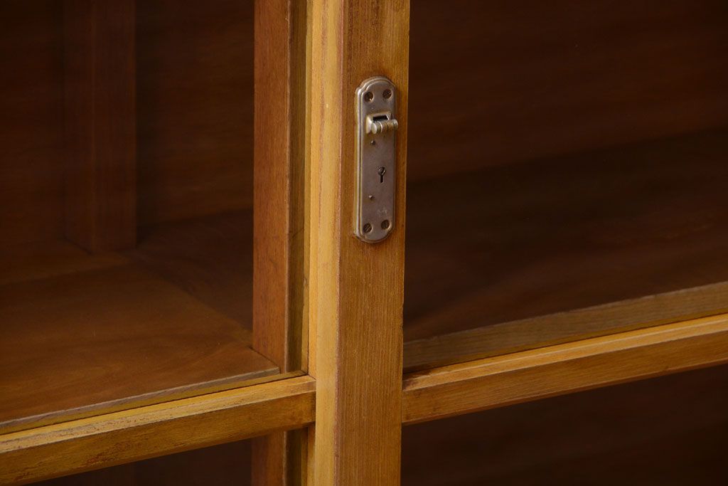 アンティーク家具　和製アンティーク　脚付きの古い木製収納棚(戸棚)