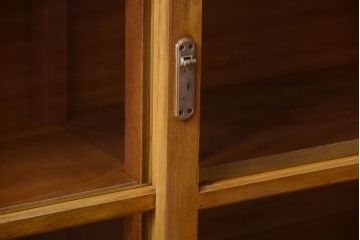 アンティーク家具　和製アンティーク　脚付きの古い木製収納棚(戸棚)