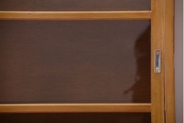 アンティーク家具　和製アンティーク　脚付きの古い木製収納棚(戸棚)