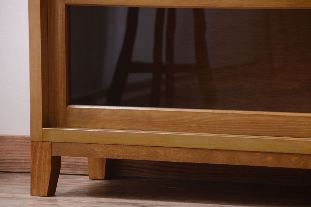 アンティーク家具　和製アンティーク　脚付きの古い木製収納棚(戸棚)