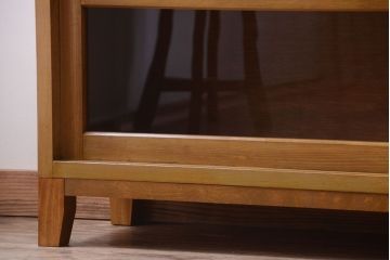 アンティーク家具　和製アンティーク　脚付きの古い木製収納棚(戸棚)