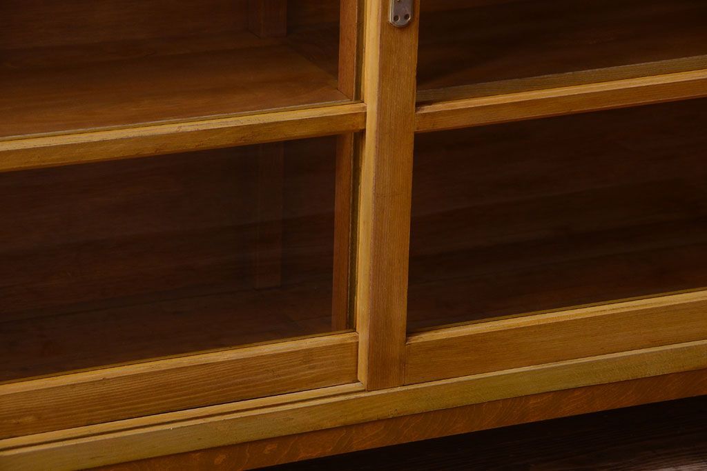 アンティーク家具　和製アンティーク　脚付きの古い木製収納棚(戸棚)