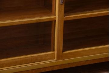 アンティーク家具　和製アンティーク　脚付きの古い木製収納棚(戸棚)