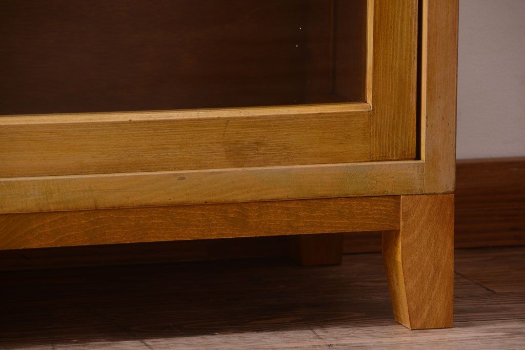 アンティーク家具　和製アンティーク　脚付きの古い木製収納棚(戸棚)