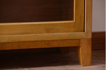 アンティーク家具　和製アンティーク　脚付きの古い木製収納棚(戸棚)