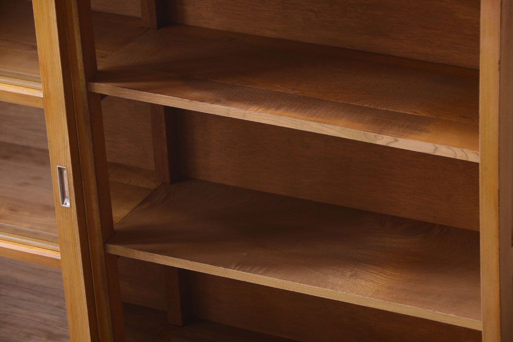 アンティーク家具　和製アンティーク　脚付きの古い木製収納棚(戸棚)