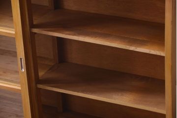 アンティーク家具　和製アンティーク　脚付きの古い木製収納棚(戸棚)