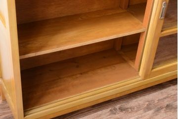 アンティーク家具　和製アンティーク　脚付きの古い木製収納棚(戸棚)