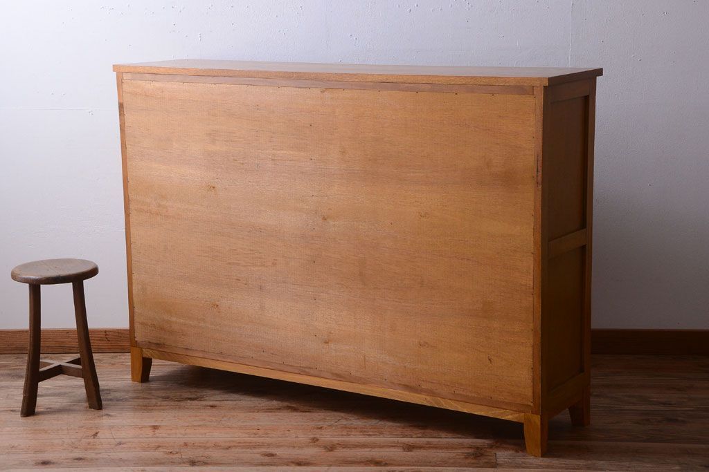 アンティーク家具　和製アンティーク　脚付きの古い木製収納棚(戸棚)