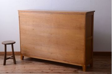 アンティーク家具　和製アンティーク　脚付きの古い木製収納棚(戸棚)