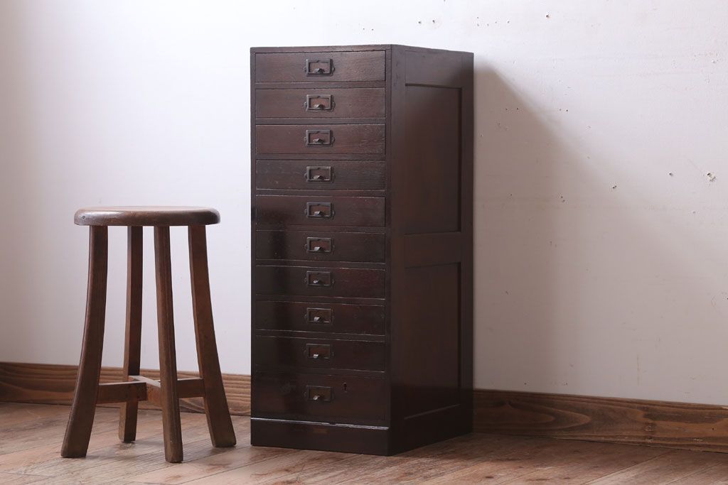 アンティーク家具　アンティーク　シックな古い木の縦型小引き出し