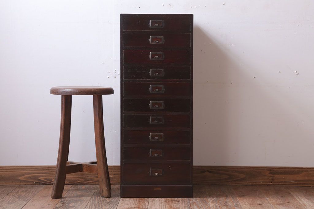 アンティーク家具　アンティーク　シックな古い木の縦型小引き出し