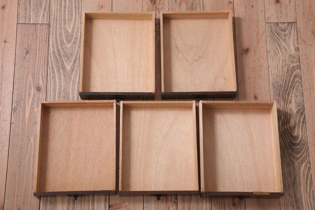 アンティーク家具　アンティーク　シックな古い木の縦型小引き出し