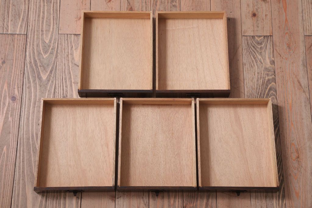 アンティーク家具　アンティーク　シックな古い木の縦型小引き出し