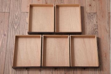 アンティーク家具　アンティーク　シックな古い木の縦型小引き出し