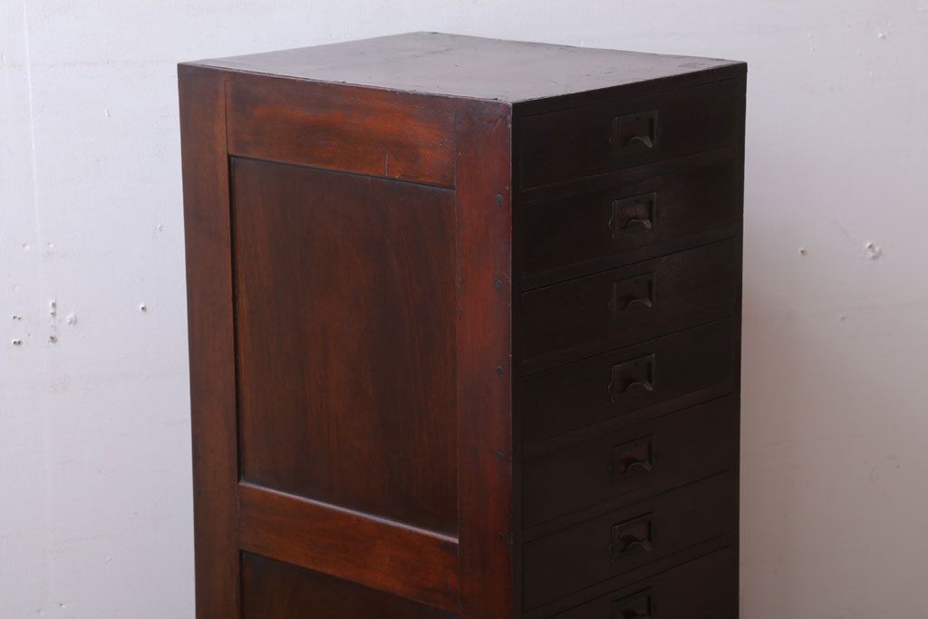 アンティーク家具　アンティーク　シックな古い木の縦型小引き出し